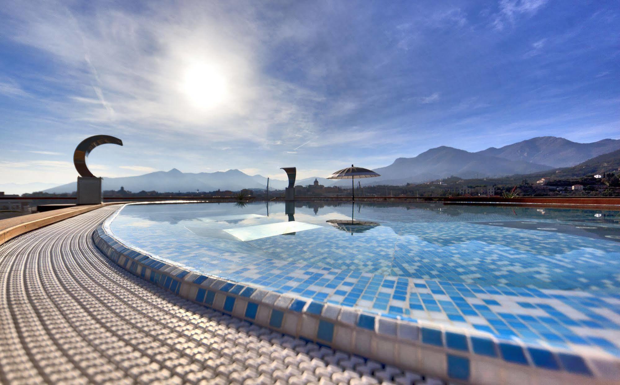 Yacht Club Marina Di Loano Hotel Buitenkant foto