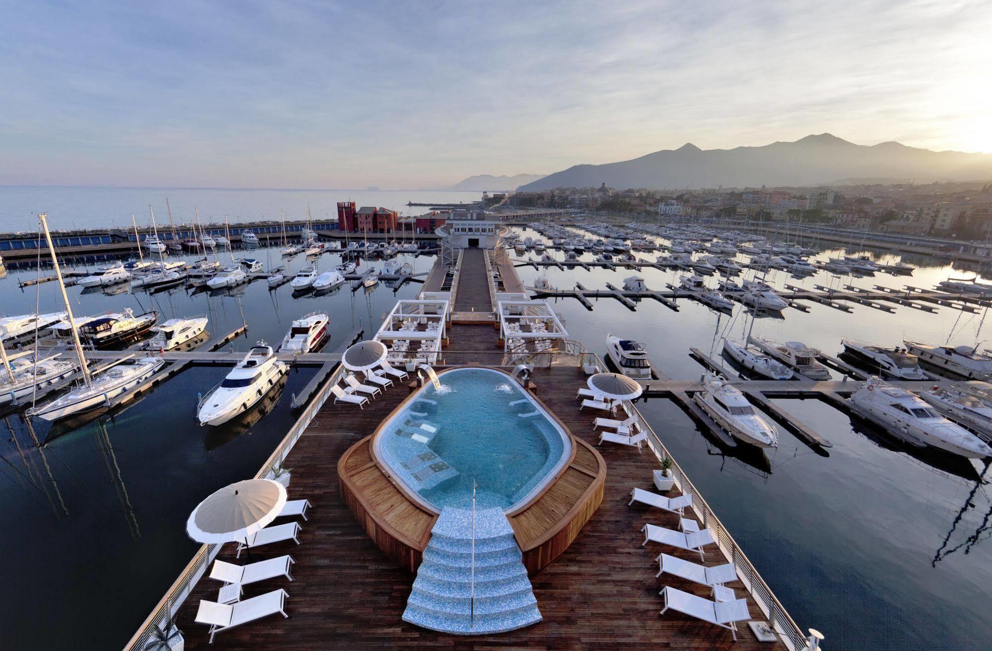 Yacht Club Marina Di Loano Hotel Buitenkant foto