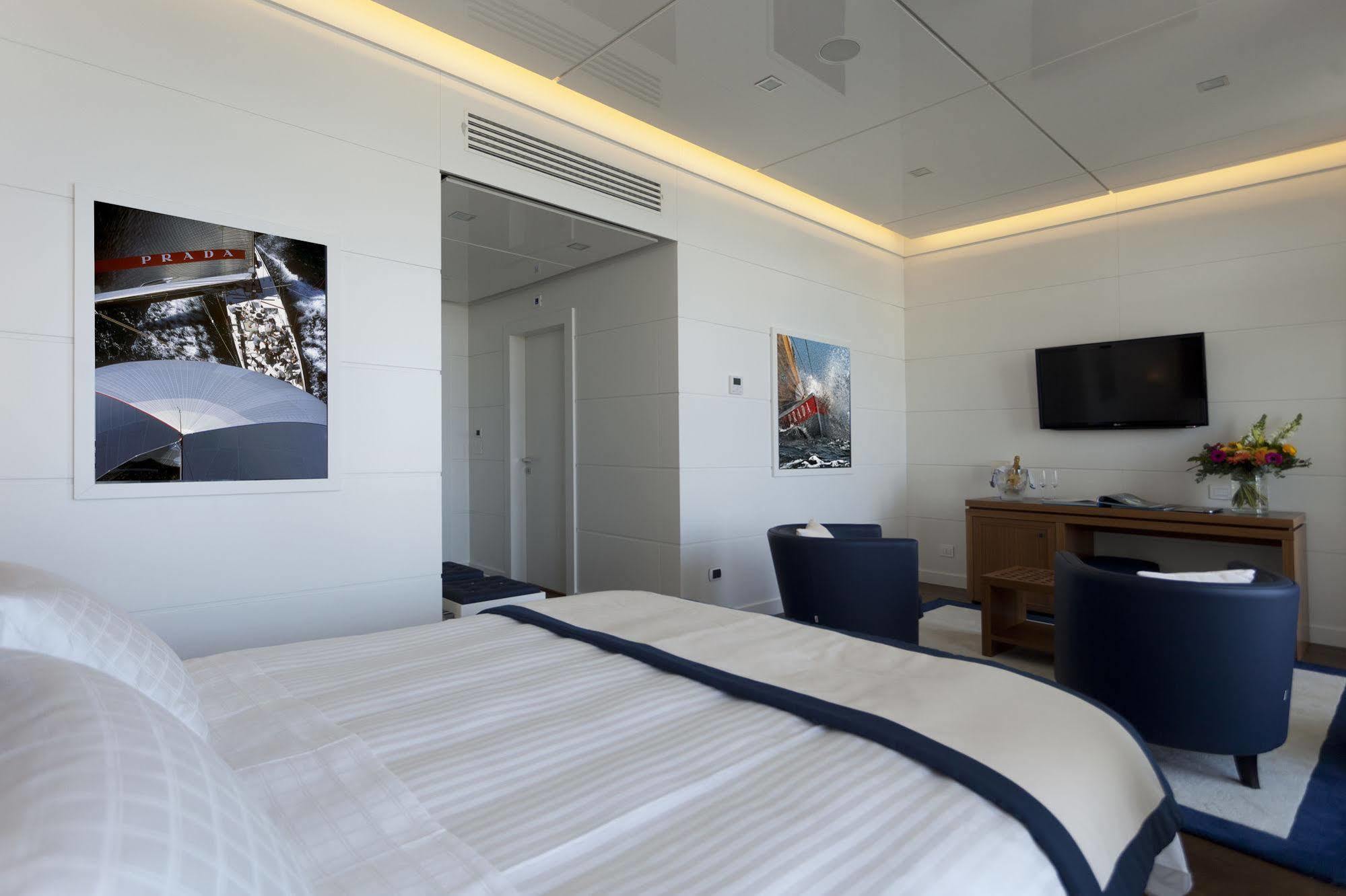 Yacht Club Marina Di Loano Hotel Buitenkant foto